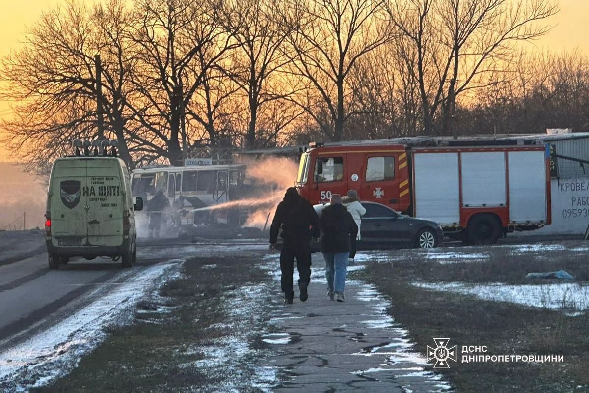 ChristopherJM's tweet image. A Russian drone attacked a bus carrying mine workers for @DTEK_Ukraine home after their shift in Pavlograd, Dnipropetrovsk region, killing 12 people, the company said in a statement. Seven more were injured and hospitalized.

“The strike was part of a large-scale russian attack…