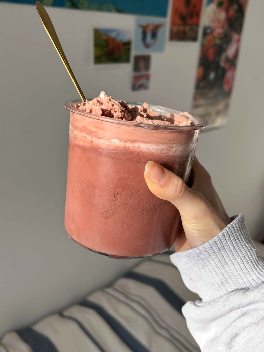 chrysantly's tweet photo. red velvet with cream cheese chunks https://t.co/4BuTr0Vum0