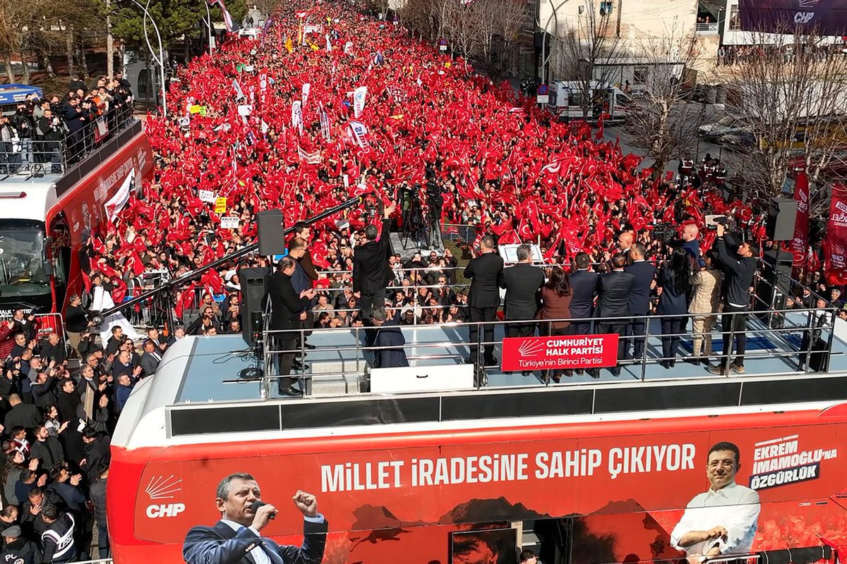 Meydanlar da bizim çatılar da bizim!
Saraylar, sıcak salonlar sizin, bu memleket bizim!

#Çorum