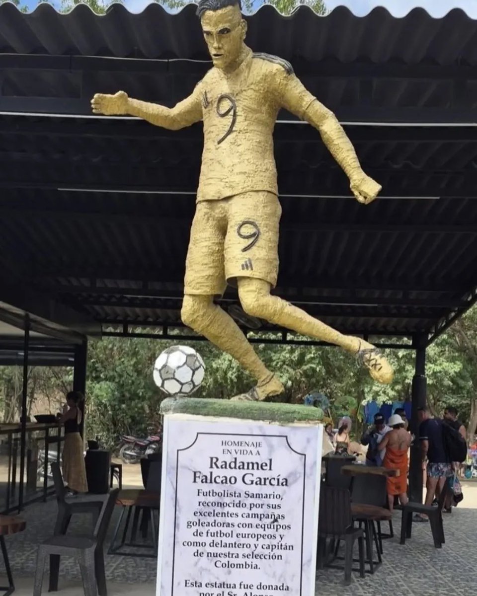 Señoras y señores, con ustedes: 

La estatua en homenaje al Tigre, Radamel Falcao García