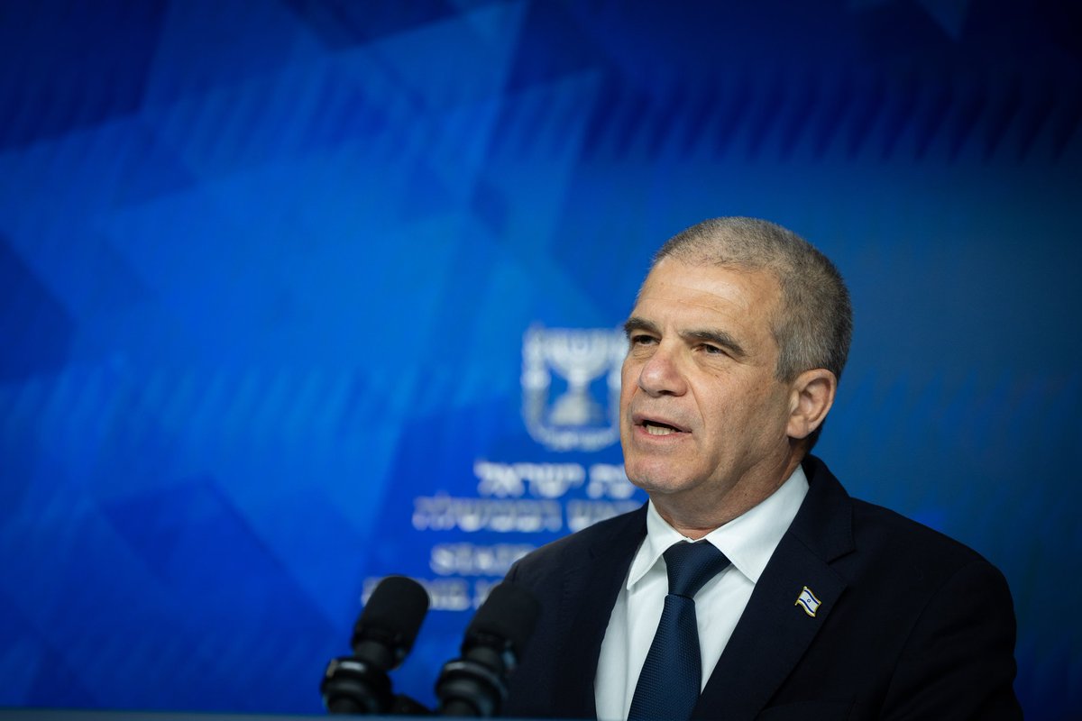 IsraelGaley's tweet photo. גל הירש מגיב למסע ההכפשות נגדו: "לא ירתיעו אותי מאמירת האמת, אצלי זה לא יקרה" 

תא"ל במיל' גל הירש, מתאם השבויים והנעדרים במלחמה, ליעקב ברדוגו ודורון כהן: "במשך שנתיים היה נכון לשתוק. נאמרו דברים תוך כדי שנלחמנו על השבת השבויים והנעדרים, ואני בחרתי לדבר רק כשהמשימה תושלם - והיא הושלמה. כואב לי מאוד האופן שבו זה קרה: מתוך 255 חטופים, 87 אינם בין החיים. איבדנו חיילים, אזרחים, פצועים רבים - והכאב הזה חי איתי כל הזמן. זה מבחינתי לילה ארוך ואפל"

ברדוגו: "אתה יודע למה אתה סופג את השנאה הזו? מה פשר העליהום נגדך?"

הירש: "מהרגע הראשון הבהרתי לצוות שלי: אין כאן פוליטיקה ואין השקפות עולם. אנחנו פועלים רק להצלת החטופים, להשבתם ולסיוע למשפחות. עם הזמן החלו להסתנן גם כוונות פחות טובות, והזיהוי שלי כמי שפועל מטעם ראש הממשלה נתניהו הפך מיד את העשייה הממלכתית שלי לעניין פוליטי. מבחינתי לא היו צדדים. אני מבצע תפקיד ממלכתי עבור כל עם ישראל"

דורון: "זה קרה גם כשהציעו אותך לתפקיד המפכ"ל. אתה חושב שמבטלים את כל מה שעשית רק בגלל הקשר לנתניהו?"

הירש: "אני רואה את האמירות הקשות שאני סופג היום ואתמול בעקבות ראיונות שנתתי - אמירות קשות מאוד, שכולן מתנקזות לכך שאני 'משרתו' של ראש הממשלה נתניהו, בגלל דברים שאני אומר המשקפים את תפיסתי. אני חושב שיש קושי גדול מאוד לקבל את האמת המקצועית כפי שאני מציג אותה. כשאני טוען שמעולם לא טורפדו עסקאות - שמדובר בעלילה. כשאני טוען שישראל הייתה חשופה לתעמולת חמאס שחדרה פנימה באופן חמור ומסוכן. התרגלנו כאן לסוג של תרבות בה מרתיעים אותך מפני אמירת אמת אם היא לא מתאימה להלך רוח מסוים - אני לא כזה וזה לא יקרה"
@bardugojacob @Doco28
(צילום: נועם רבקין פנטון/POOL)