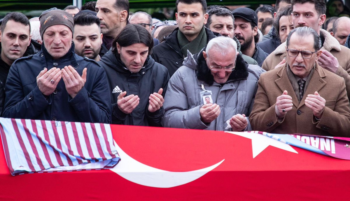 istanbul_EGM's tweet photo. İl Emniyet Müdürümüz Sayın Selami YILDIZ, trafik kazası sonucu vefat eden Çarşı ve Mahalle Bekçimiz
Mustafa KARAMEHMETOĞLU’nun cenaze merasimine katıldı.

Meslektaşımızın Mekanı Cennet Olsun.🇹🇷 https://t.co/rmNQ4FBhA2