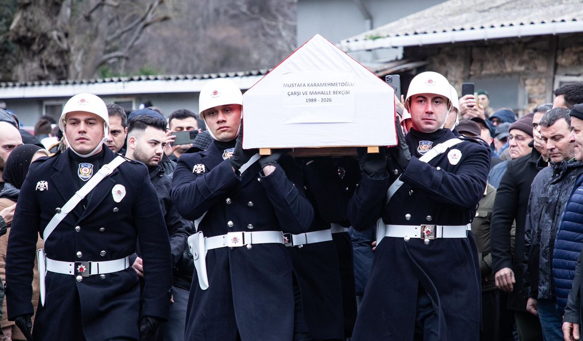 istanbul_EGM's tweet photo. İl Emniyet Müdürümüz Sayın Selami YILDIZ, trafik kazası sonucu vefat eden Çarşı ve Mahalle Bekçimiz
Mustafa KARAMEHMETOĞLU’nun cenaze merasimine katıldı.

Meslektaşımızın Mekanı Cennet Olsun.🇹🇷 https://t.co/rmNQ4FBhA2