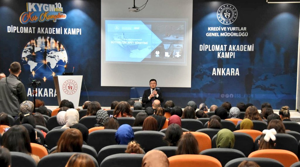 aliozdemirgsb's tweet photo. #KYGMKışKampları na imkan tanıyan Sn @OA_BAK Bakanımıza, @gencliksporbak anlığımızın tüm emektarlarına, sunumlarıyla katkı sağlayan değerli devlet erkanı, bilim, sanat, spor, eğitimci- yazar ve kültür insanlarına ve umudumuz olan gençlerimize çok teşekkür ediyoruz. @GSB_KYGM https://t.co/DOPhK32uIU