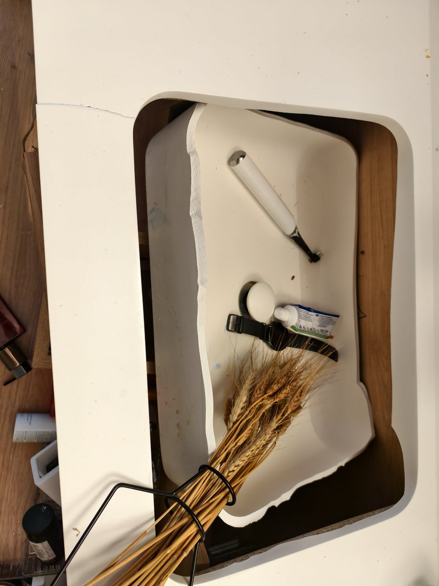 victorCarmena's tweet photo. Aún estoy flipando. Y no, no es IA... Así ha quedado mi baño tras explotar un bote de laca.

¿Os ha pasado algo parecido?

@schwarzkopfproE @SchwarzkopfUSA

@schwarzkopfpro

@consumidores @FACUA

#Schwarzkopf

#explosion

#SeguridadDelConsumidor https://t.co/do7ikCVPZJ