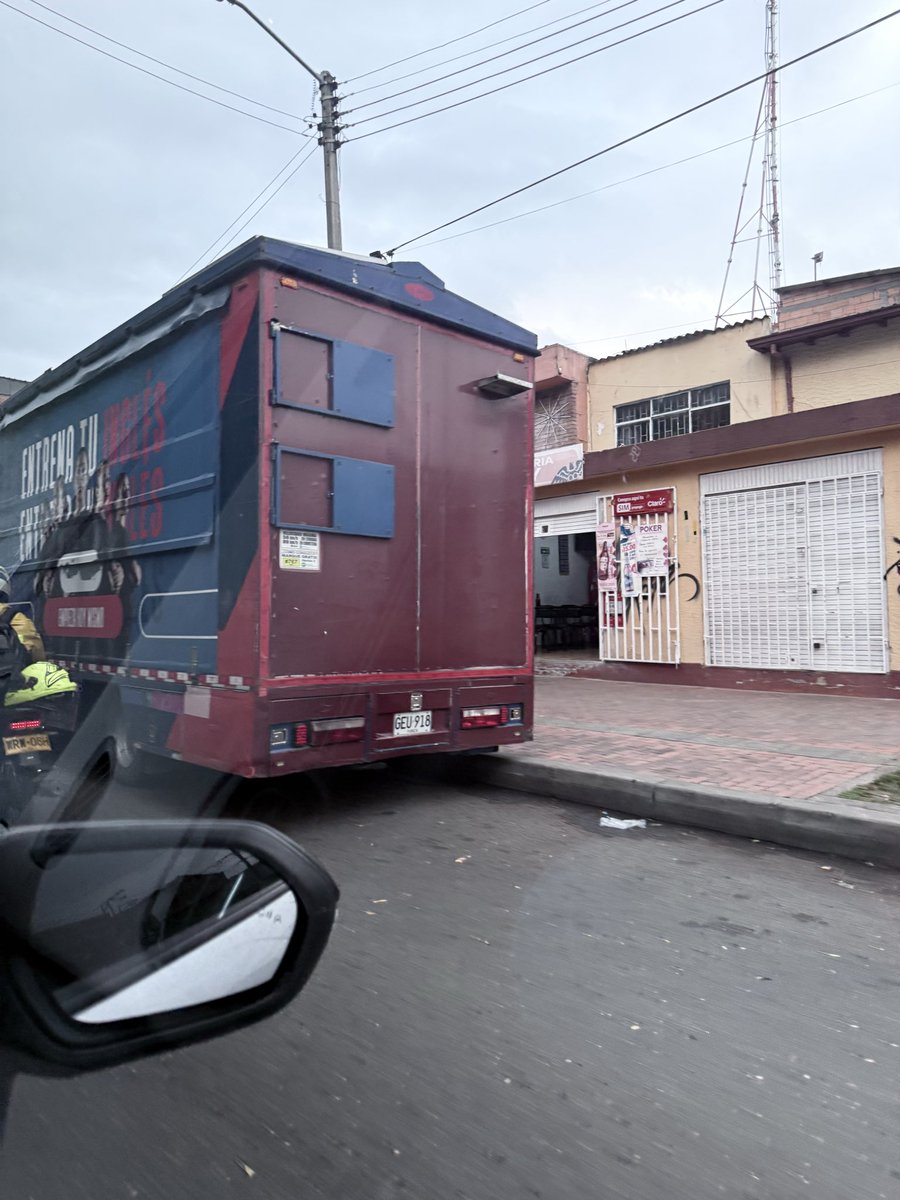 ANPAOK's tweet photo. @SectorMovilidad ¿Qué se puede hacer con un vehículo que está 24/7 mal parqueado y obstaculizando el tráfico? - Este vehículo de placa GEU918 lleva más de un mes en la Cra 12 D sur con 1era de mayo https://t.co/IMsbjt3AEs