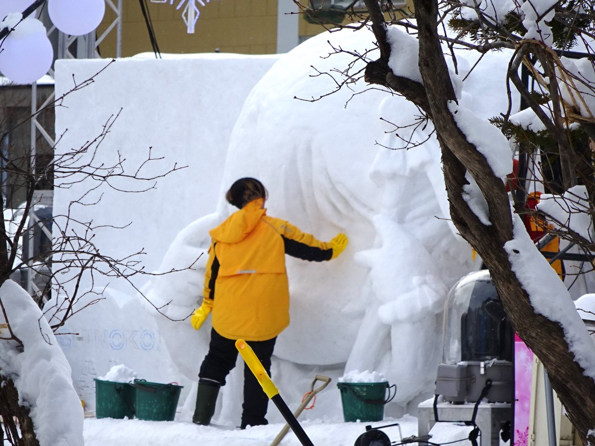 ezorisu73's tweet photo. 制作中の「【推しの子】」中雪像
雪まつり大通11丁目会場の星野アイの雪像。
雪ミク雪像の隣りにあります。
#さっぽろ雪まつり #推しの子 https://t.co/sppsLkjCH6