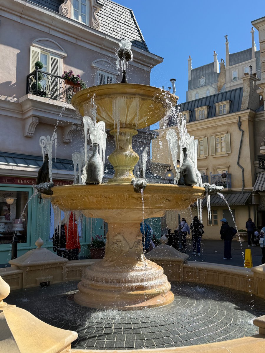 DisBeforeAfter's tweet photo. Frozen fountains at ratatouille at EPCOT this morning. Freezing! https://t.co/yvzluYJPie