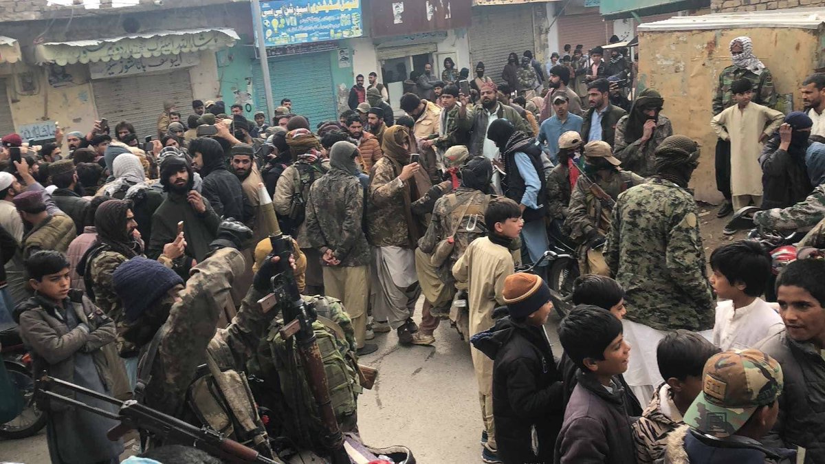 BeyrBaloch's tweet photo. @beingRebel9 Pely mujy Laga ap ke bath Sach hai, lkn pir original video hor pic samny aye. Iss pic me bachy, bozurg, hor awam tho inky Sath hai. https://t.co/PXoVVgWyBo