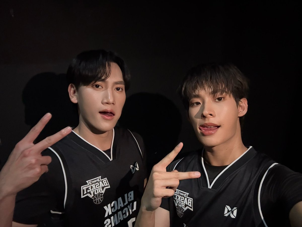 ขอบคุณที่ให้กำลังใจผมกับน้องปังปิ้งด้วยน้าา ขอกลับไปซ้อมอีกเยอะๆเลยย 

3 FIGHT 3 x TuTorPung
#3Fight3BasketBoySS2