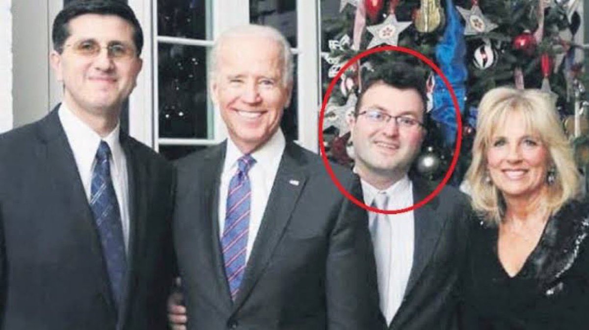 alpklnctr's tweet image. Atatürk’ün yatı Savaronada reşit olmayan kızları iş adamlarıyla cinsel ilişkiye soktuğu ve organizasyon kurdugu iddia edilen ayrıca Epstein dosyasında adı geçen Türklerden Burak Yeneroğlu ve Teyfik Arif’i tanıyalım.