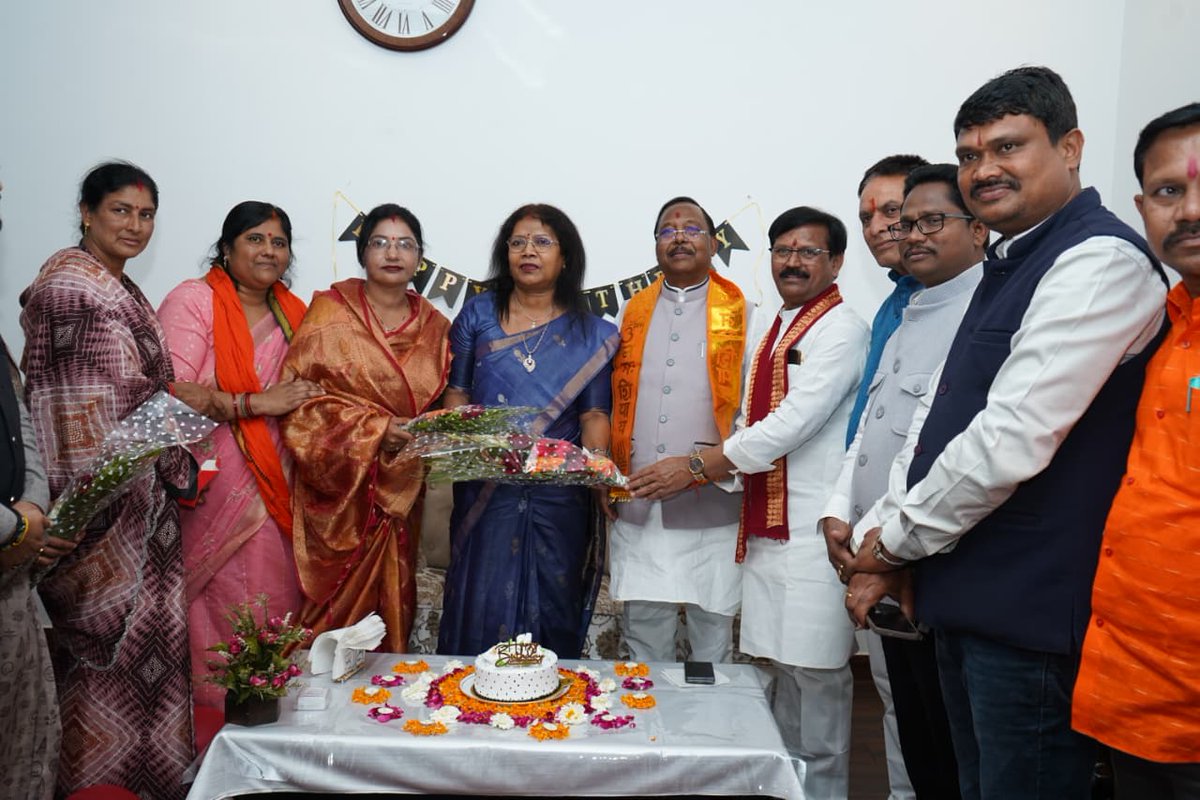 BheshBai's tweet photo. आज राजनांदगांव स्थित नवीन विश्राम गृह में श्री रामविचार नेताम जी माननीय मंत्री की धर्मपत्नी श्रीमती पुष्पा नेताम जी के जन्मदिवस के अवसर पर उपस्थित हुई एवं बधाई दी!
@ramvicharnetam @komalsinghrajputbjp https://t.co/v9Bol4ntbw