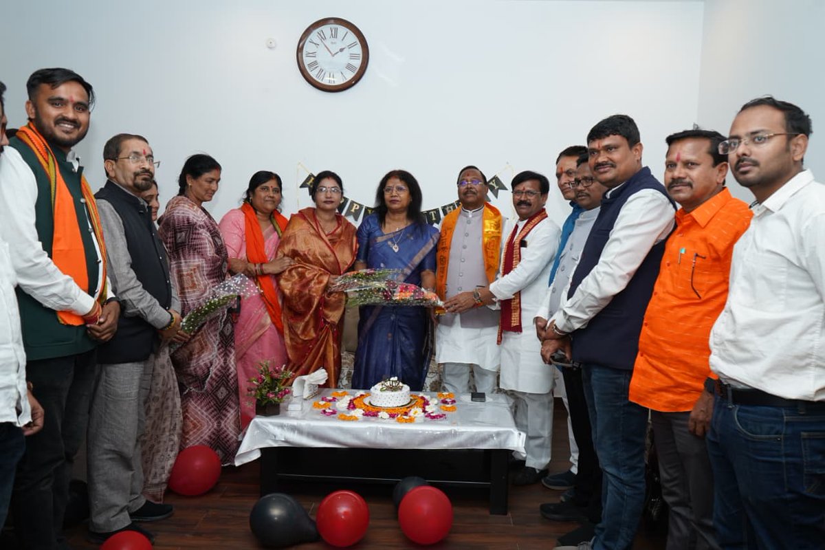 BheshBai's tweet photo. आज राजनांदगांव स्थित नवीन विश्राम गृह में श्री रामविचार नेताम जी माननीय मंत्री की धर्मपत्नी श्रीमती पुष्पा नेताम जी के जन्मदिवस के अवसर पर उपस्थित हुई एवं बधाई दी!
@ramvicharnetam @komalsinghrajputbjp https://t.co/v9Bol4ntbw