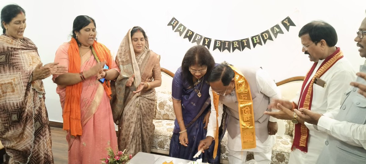 BheshBai's tweet photo. आज राजनांदगांव स्थित नवीन विश्राम गृह में श्री रामविचार नेताम जी माननीय मंत्री की धर्मपत्नी श्रीमती पुष्पा नेताम जी के जन्मदिवस के अवसर पर उपस्थित हुई एवं बधाई दी!
@ramvicharnetam @komalsinghrajputbjp https://t.co/v9Bol4ntbw