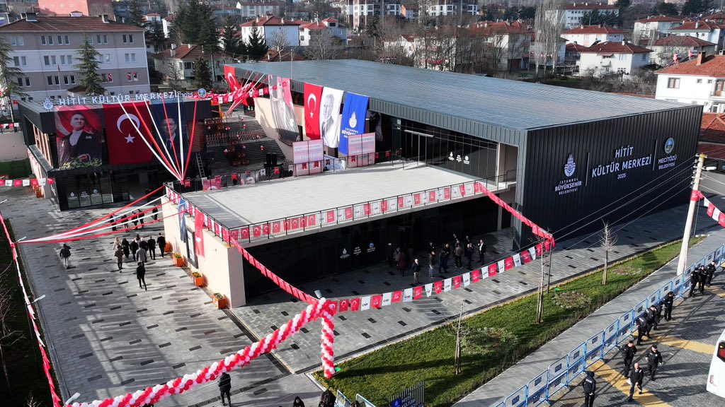 gokcebugra's tweet photo. Çorum müthiş bir merkez kazandı!

280 milyon liralık bir yatırımla çok kısa sürede 3 bin metrekare inşaat alanına sahip Çorum Mecitözü Hitit Kültür Merkezimiz, kültür, sanat, eğitim ve sosyal yaşamı tek çatı altında birleştiriyor. Çorumlulara hayırlı olsun.

Projeye öncülük eden Ekrem İmamoğlu başkanımız başta olmak üzere değerli @nuriaslan_tr başkanın şahsında emeği geçen tüm arkadaşlarımızı da tebrik ederim.

Güzel ülkemize yapacak çok hizmet, kazandıracağımız çok eser, yapılacak da çok iş var.

Ne olursa olsun, düşünmeye, üretmeye, proje geliştirmeye, ülkemize kazandıracağımız birbirinden değerli mücevher tasarlamaya devam ediyoruz, devam edeceğiz.

Biliyoruz ki her zorluk geçer. Egemenlik milletin olduğu sürece milletimiz gerekeni yapar, en güzel günlere ülkemiz kavuşur.