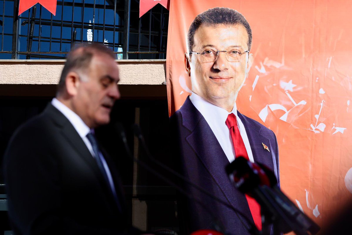 gokcebugra's tweet photo. Çorum müthiş bir merkez kazandı!

280 milyon liralık bir yatırımla çok kısa sürede 3 bin metrekare inşaat alanına sahip Çorum Mecitözü Hitit Kültür Merkezimiz, kültür, sanat, eğitim ve sosyal yaşamı tek çatı altında birleştiriyor. Çorumlulara hayırlı olsun.

Projeye öncülük eden Ekrem İmamoğlu başkanımız başta olmak üzere değerli @nuriaslan_tr başkanın şahsında emeği geçen tüm arkadaşlarımızı da tebrik ederim.

Güzel ülkemize yapacak çok hizmet, kazandıracağımız çok eser, yapılacak da çok iş var.

Ne olursa olsun, düşünmeye, üretmeye, proje geliştirmeye, ülkemize kazandıracağımız birbirinden değerli mücevher tasarlamaya devam ediyoruz, devam edeceğiz.

Biliyoruz ki her zorluk geçer. Egemenlik milletin olduğu sürece milletimiz gerekeni yapar, en güzel günlere ülkemiz kavuşur.