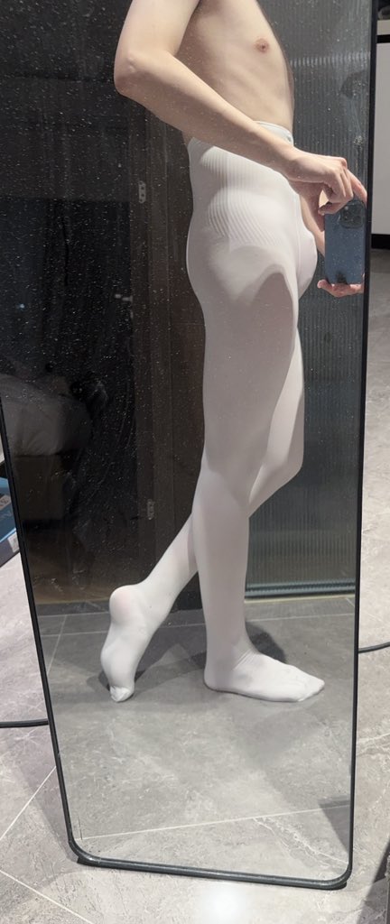 YeChris's tweet photo. ballet boy https://t.co/Q8RwOR4f6b