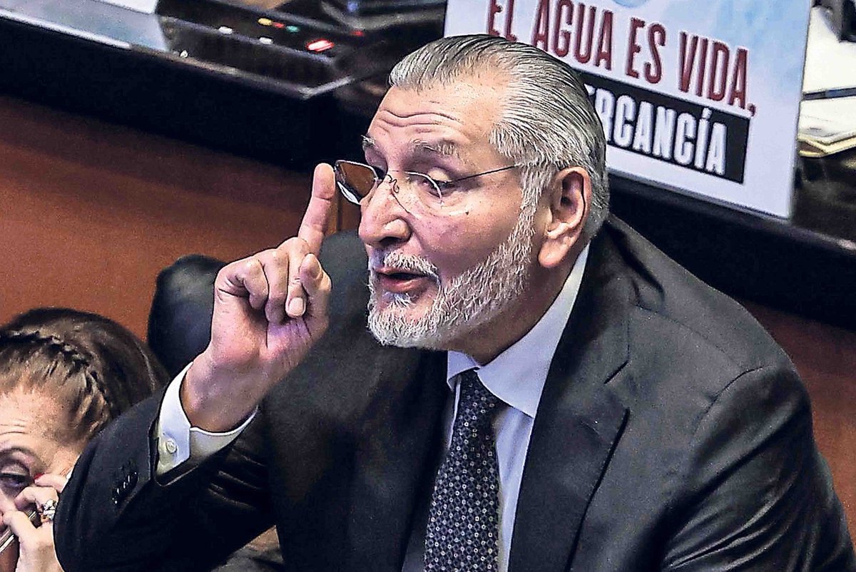 AztecaNoticias's tweet photo. Adán Augusto renuncia a la coordinación de Morena en el Senado en medio de señalamientos por el caso Hernán Bermúdez Requena y el grupo criminal  "La Barredora".

https://t.co/fkjedSQcc5 https://t.co/lIEmkXRmJC
