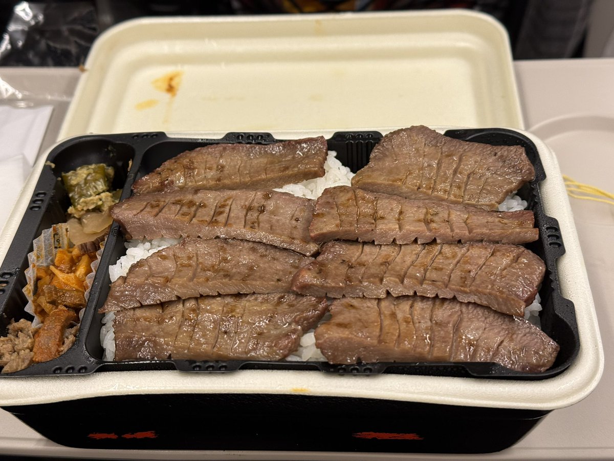 haillin's tweet photo. 帰りは牛たん弁当で
帰ってからデザートでずんだ
満足ー
おやすみなさい
#牛たん弁当 #ずんだ餅 https://t.co/VPnhUhRTsN