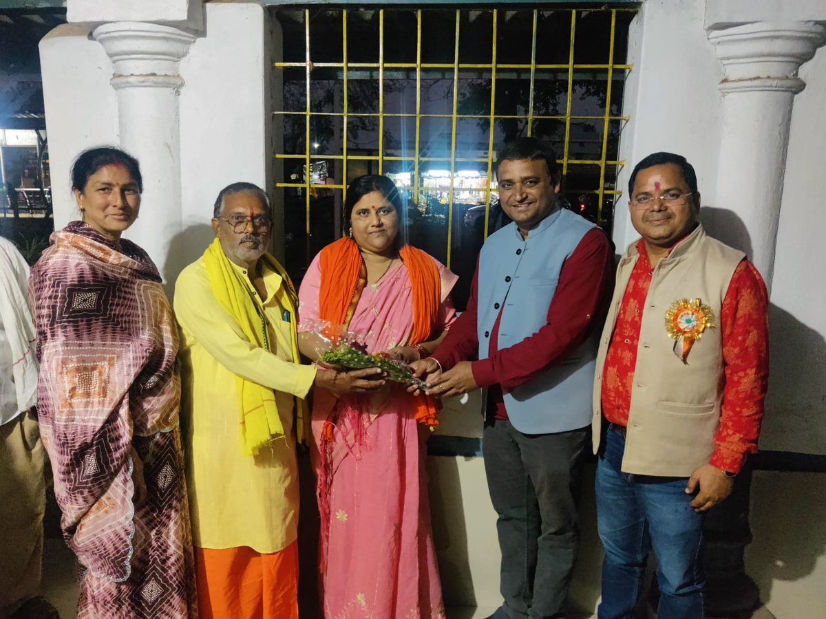 BheshBai's tweet photo. आज भाजपा मंडल छुरिया एवं कुमरदा के वरिष्ठ नेतागण द्वारा नवीन दायित्व के निर्वहन हेतु आशीर्वाद प्राप्त की इस अवसर पर चंद्रिका डड़सेना जी, जगजीवन सिंह भाटिया जी, संजय सिन्हा जी, हिरेंद्र साहू जी, रविन्द्र वैष्णव जी, कामता साहू जी, हिरदे देवांगन जी रहे।@sanjaysinha_bjp @BJP4CGState https://t.co/ip2SOtzG0e