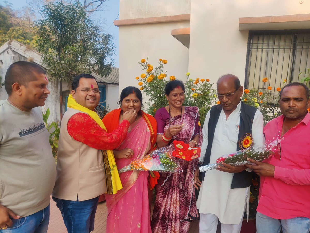 BheshBai's tweet photo. आज भाजपा मंडल छुरिया एवं कुमरदा के वरिष्ठ नेतागण द्वारा नवीन दायित्व के निर्वहन हेतु आशीर्वाद प्राप्त की इस अवसर पर चंद्रिका डड़सेना जी, जगजीवन सिंह भाटिया जी, संजय सिन्हा जी, हिरेंद्र साहू जी, रविन्द्र वैष्णव जी, कामता साहू जी, हिरदे देवांगन जी रहे।@sanjaysinha_bjp @BJP4CGState https://t.co/ip2SOtzG0e