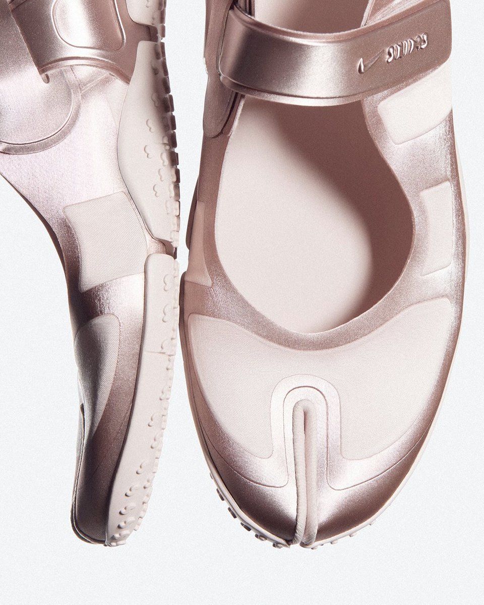 📲 Nike Woman via Instagram 

"NikeSKIMS Rift em cetim, uma releitura do icônico modelo tabi inspirada no balé — usada por @.lalalalisa_m. Chega dia 5 de fevereiro."

🔗instagram.com/p/DUOKFOdFFr1/…

#LISAxNikeSKIMS
#LISAxNIKE
<a href="/wearelloud/">LLOUD</a> <a href="/Nike/">Nike</a> <a href="/skims/">SKIMS</a>