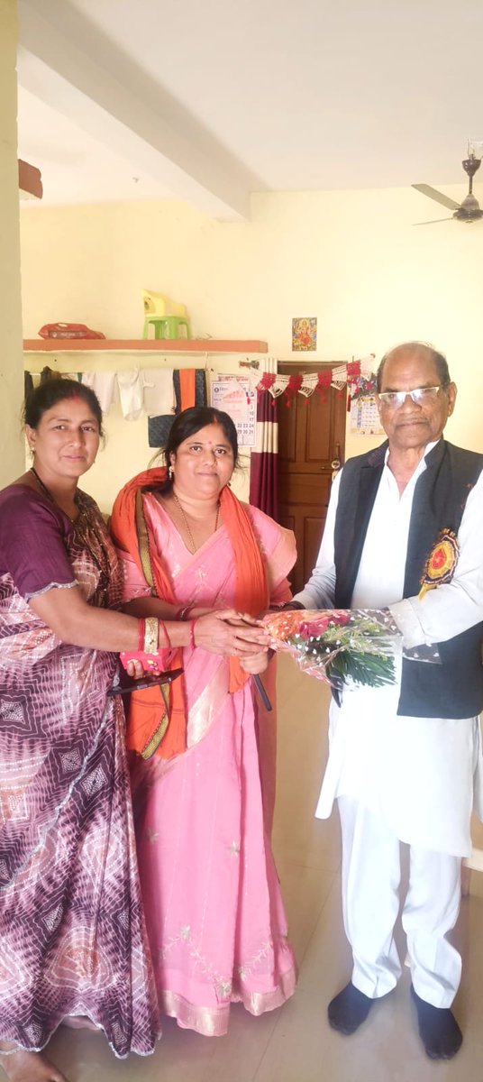 BheshBai's tweet photo. आज भाजपा मंडल छुरिया एवं कुमरदा के वरिष्ठ नेतागण द्वारा नवीन दायित्व के निर्वहन हेतु आशीर्वाद प्राप्त की इस अवसर पर चंद्रिका डड़सेना जी, जगजीवन सिंह भाटिया जी, संजय सिन्हा जी, हिरेंद्र साहू जी, रविन्द्र वैष्णव जी, कामता साहू जी, हिरदे देवांगन जी रहे।@sanjaysinha_bjp @BJP4CGState https://t.co/ip2SOtzG0e