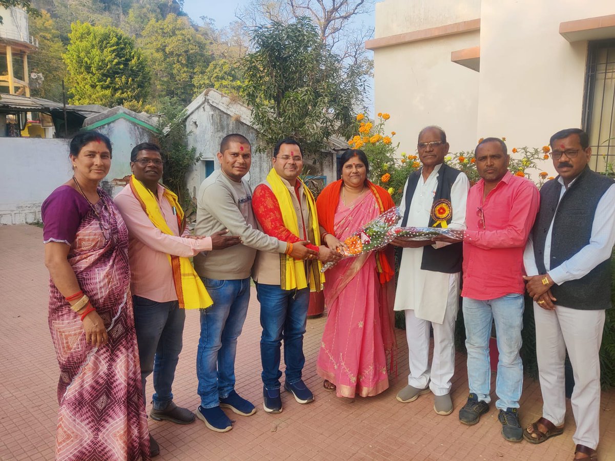 BheshBai's tweet photo. आज भाजपा मंडल छुरिया एवं कुमरदा के वरिष्ठ नेतागण द्वारा नवीन दायित्व के निर्वहन हेतु आशीर्वाद प्राप्त की इस अवसर पर चंद्रिका डड़सेना जी, जगजीवन सिंह भाटिया जी, संजय सिन्हा जी, हिरेंद्र साहू जी, रविन्द्र वैष्णव जी, कामता साहू जी, हिरदे देवांगन जी रहे।@sanjaysinha_bjp @BJP4CGState https://t.co/ip2SOtzG0e