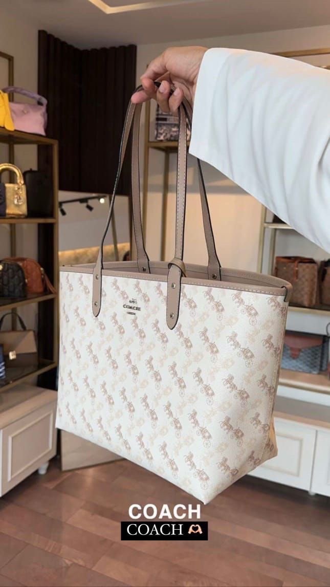 asunphx's tweet photo. ตามหา Coach Tote สีครีมกับ denim สภาพดีค่ะ 

#ส่งต่อcoach #coachtote #กระป๋าcoach #coachมือสอง https://t.co/42nUXqxHzW