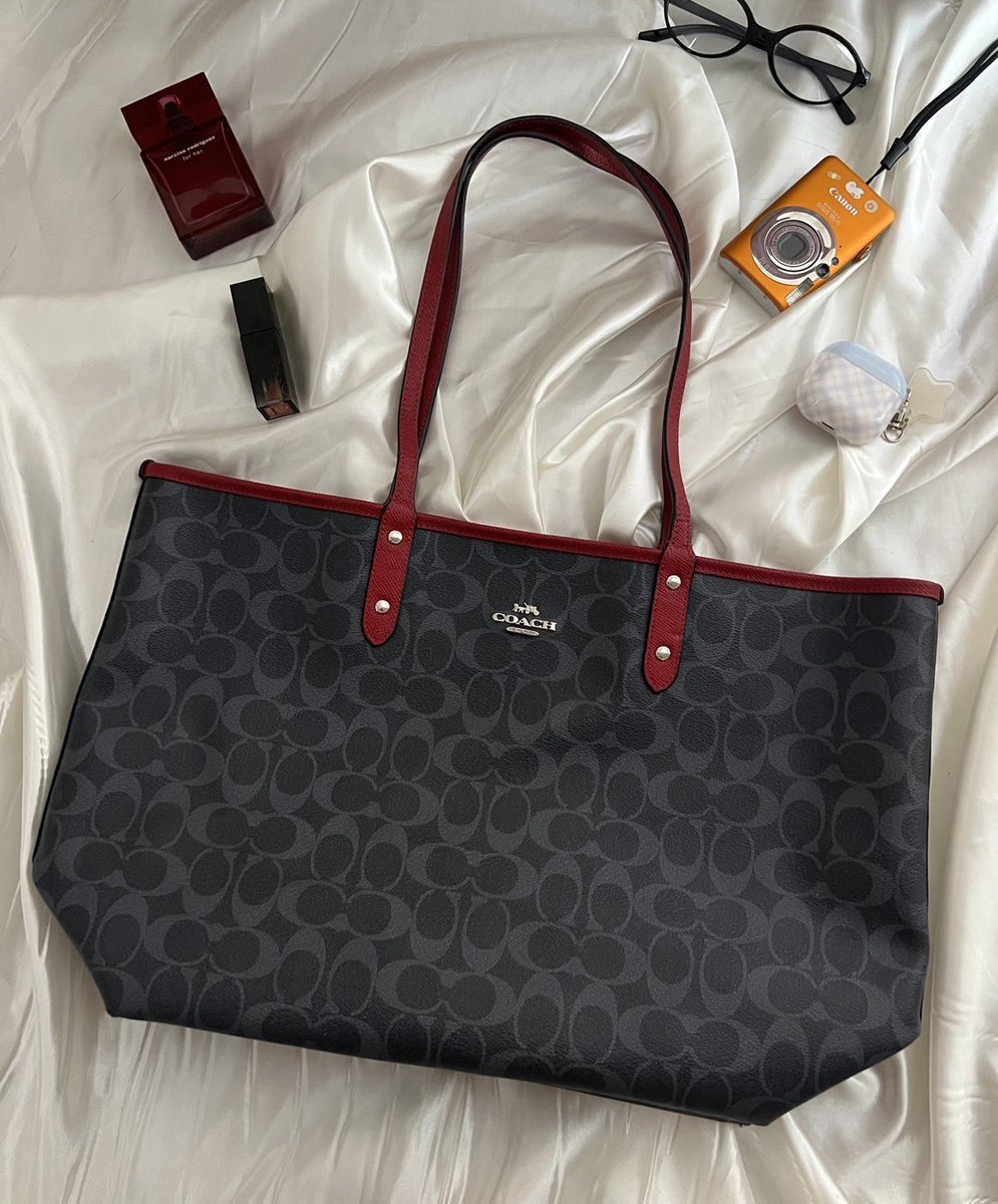 asunphx's tweet photo. ตามหา Coach Tote สีครีมกับ denim สภาพดีค่ะ 

#ส่งต่อcoach #coachtote #กระป๋าcoach #coachมือสอง https://t.co/42nUXqxHzW