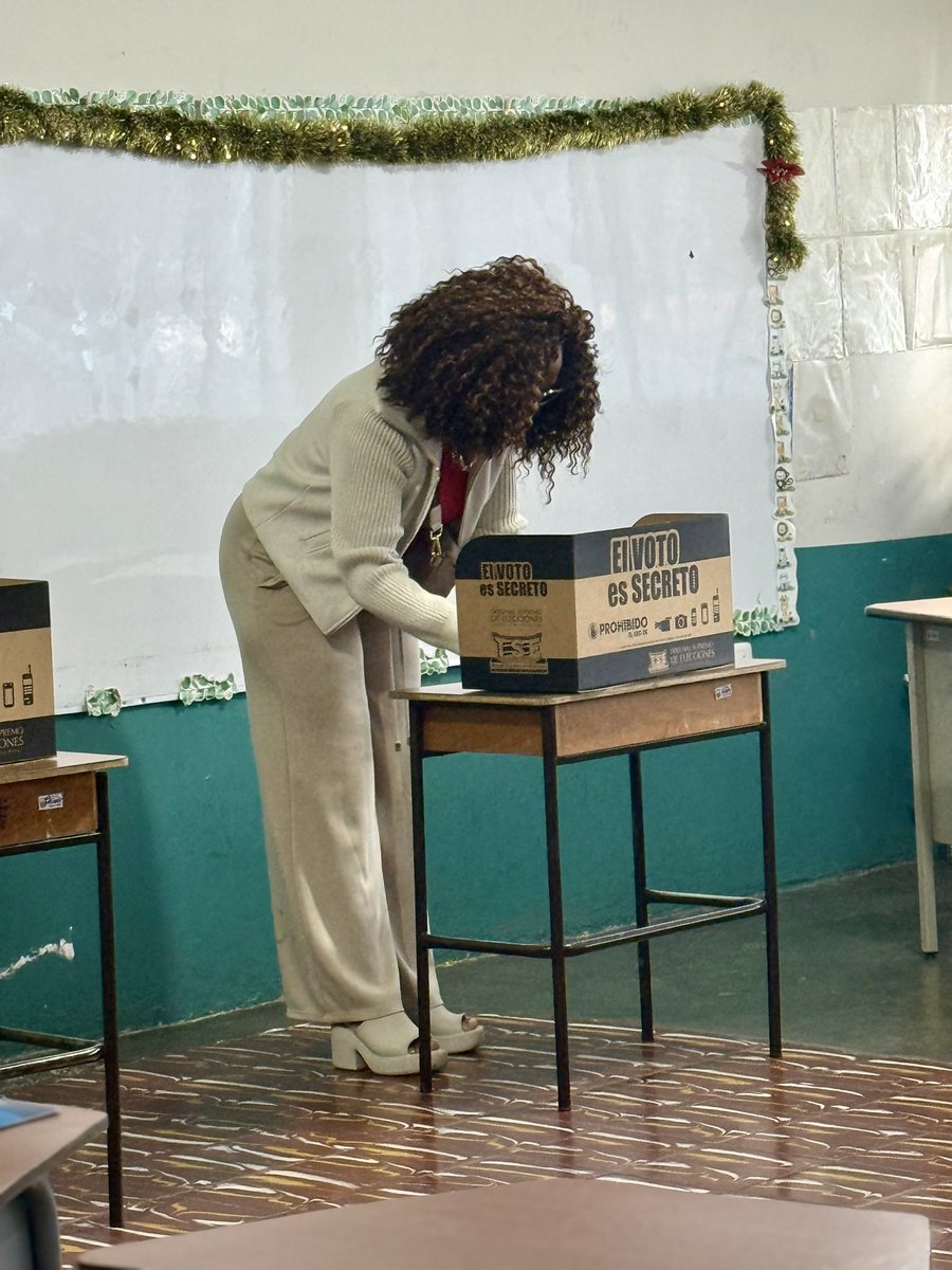 epsycampbell's tweet photo. Hoy voté como ciudadana comprometida con Costa Rica. La democracia se construye y se cuida cada día con participación. Votar es responsabilidad y esperanza para un país más justo, inclusivo y solidario. Defendamos nuestra democracia! https://t.co/tKWybltEj7
