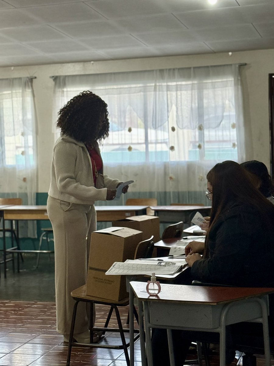 epsycampbell's tweet photo. Hoy voté como ciudadana comprometida con Costa Rica. La democracia se construye y se cuida cada día con participación. Votar es responsabilidad y esperanza para un país más justo, inclusivo y solidario. Defendamos nuestra democracia! https://t.co/tKWybltEj7