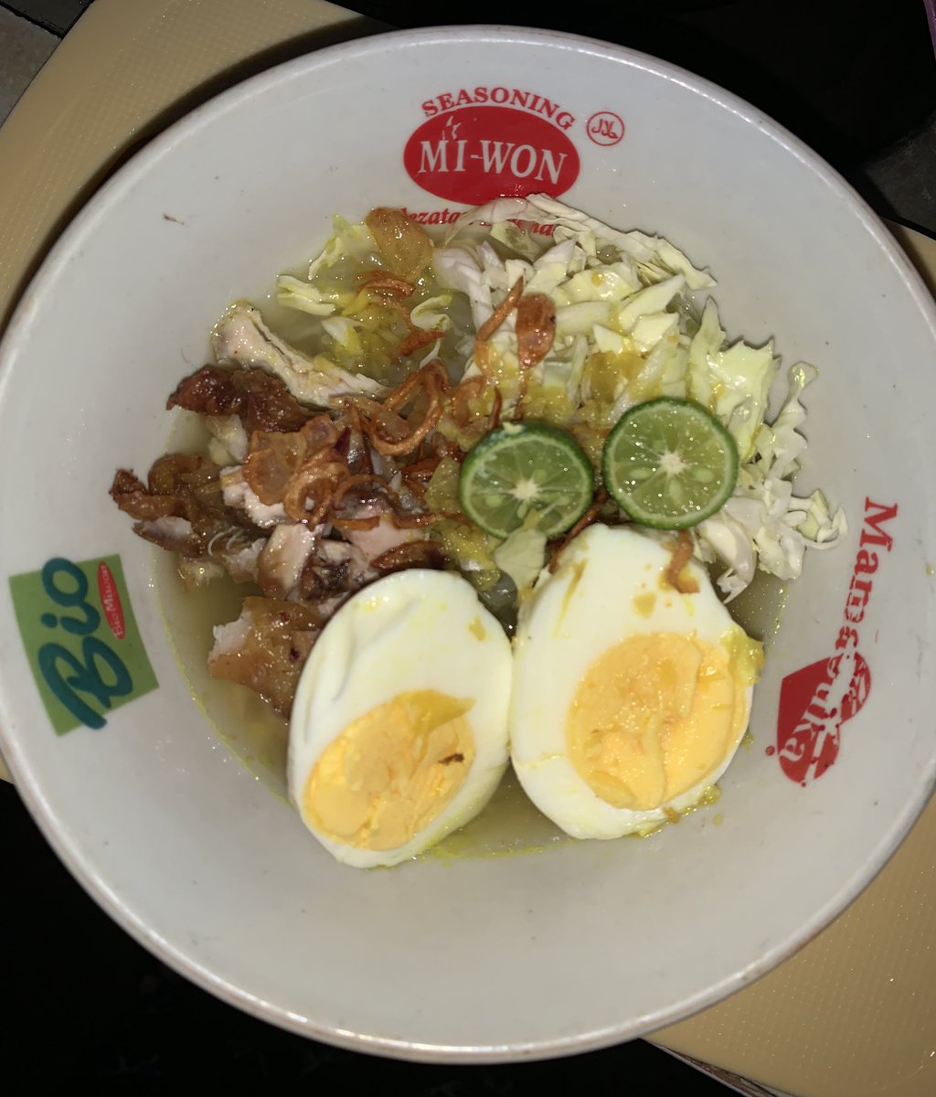 rachphany_'s tweet photo. niatnya biar bsk mmh ga cape2 masak, tapii tbtb bapakku bangun trs jd pelanggan pertama soto buatan aku, abistu bpk bangunin mmh buat nyobain, trs mkn bareng deh 🥹🫶🏻 hal kecil tp aku seneng soalny buatnya susah payah, blm biasa masak sii hehehe, panjang umur sehat sll mmh bpk 🤍 https://t.co/5XlX6W2xOJ