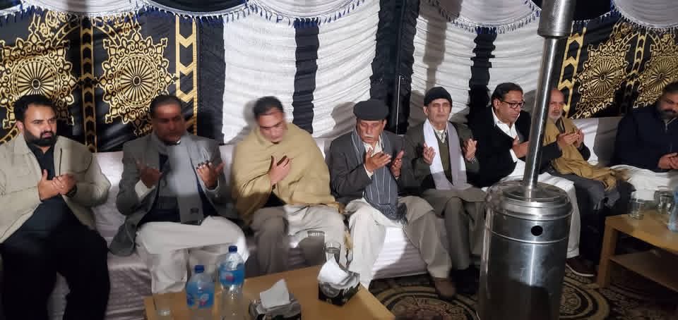PMLN__AJK's tweet photo. ڈوڈیال 
سابق وزیراعظم آزادکشمیر راجہ محمد فاروق حیدر خان سیکرٹری جنرل مسلم لیگ ن چوہدری طارق فاروق بیرسٹر افتخار گیلانی احمد رضا قادری شعیب عابد عظیم بخش و دیگر کی سینیر مسلم لیگی رہنما راجہ کمال کی رہائش گاہ پر آمد کونسلر وسیم ظفر اور راجہ کمال کی وفات پر تعزیت اور فاتحہ خوانی کی
@farooq_pm