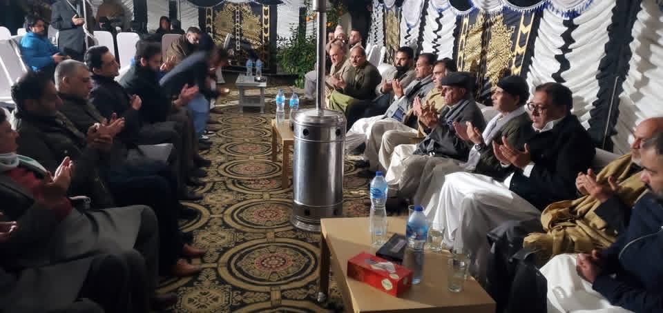 PMLN__AJK's tweet photo. ڈوڈیال 
سابق وزیراعظم آزادکشمیر راجہ محمد فاروق حیدر خان سیکرٹری جنرل مسلم لیگ ن چوہدری طارق فاروق بیرسٹر افتخار گیلانی احمد رضا قادری شعیب عابد عظیم بخش و دیگر کی سینیر مسلم لیگی رہنما راجہ کمال کی رہائش گاہ پر آمد کونسلر وسیم ظفر اور راجہ کمال کی وفات پر تعزیت اور فاتحہ خوانی کی
@farooq_pm