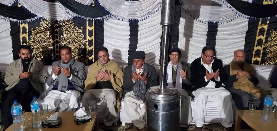 PMLN__AJK's tweet photo. ڈوڈیال 
سابق وزیراعظم آزادکشمیر راجہ محمد فاروق حیدر خان سیکرٹری جنرل مسلم لیگ ن چوہدری طارق فاروق بیرسٹر افتخار گیلانی احمد رضا قادری شعیب عابد عظیم بخش و دیگر کی سینیر مسلم لیگی رہنما راجہ کمال کی رہائش گاہ پر آمد کونسلر وسیم ظفر اور راجہ کمال کی وفات پر تعزیت اور فاتحہ خوانی کی
@farooq_pm
