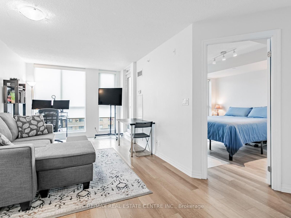 TO_realestate's tweet photo. WOW!  Amazing condo for sale!
📷 80 Esther Lorrie - Etobicoke
📷  1 bedroom, 1 bath, parking and locker
📷   pool, party room, gym, roof terrace,  visitor parking
📷 near shops, transit, Humber river, parks/trails, community centre, HWY, casino
📷   Asking $424,999 https://t.co/yxwz7sxG8d