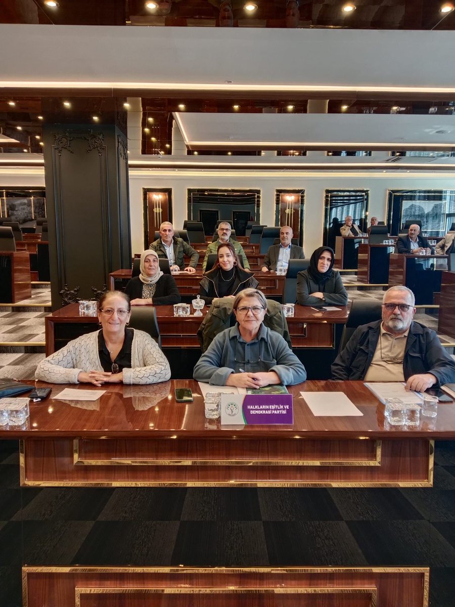 Basına ve Kamuoyuna

Bingöl’de günlerdir etkisini sürdüren yoğun kar yağışı, kent yaşamını ciddi biçimde olumsuz etkilemiş; özellikle ana arterlerin dışında kalan ara sokaklarda hayat adeta felç olmuştur. Yurttaşlarımız evlerinden çıkamaz hale gelmiş, yaşlılar, çocuklar ve