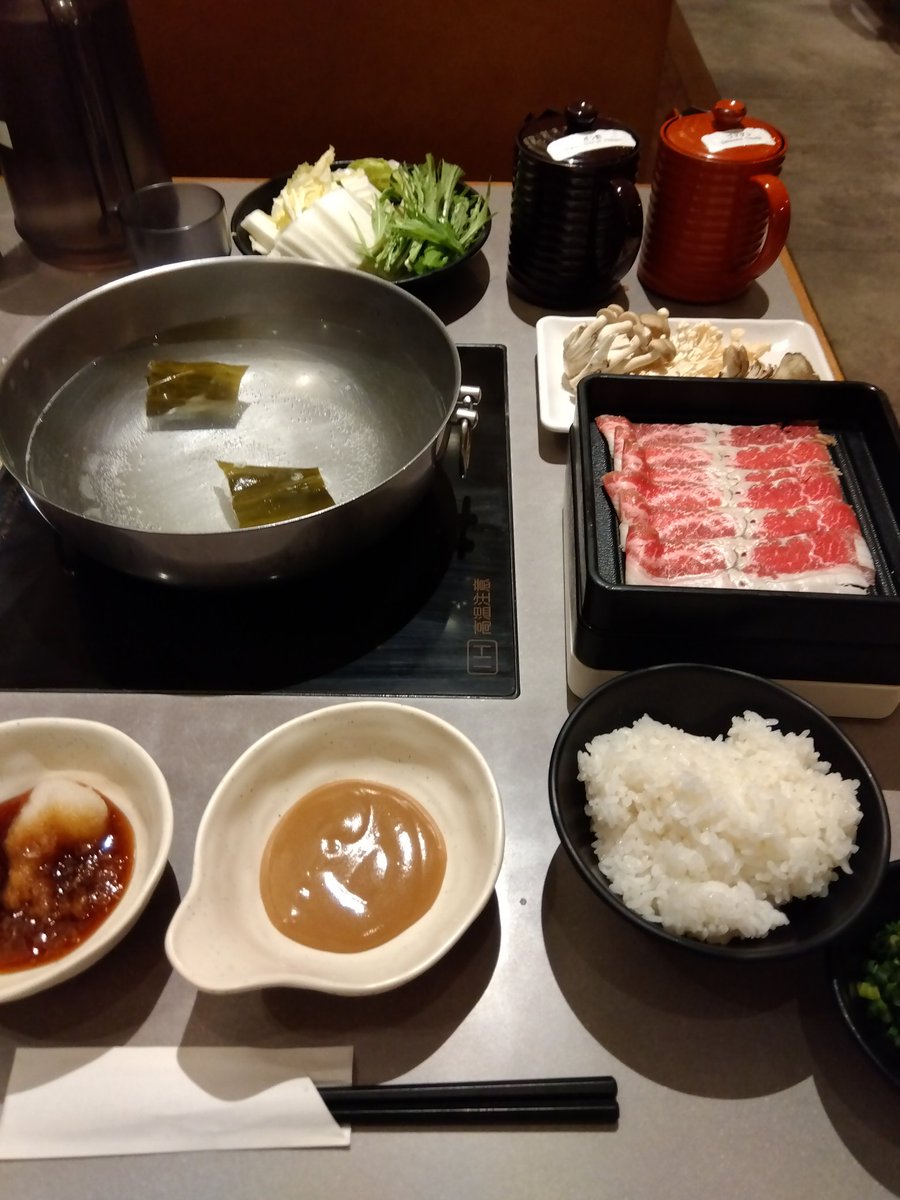 mitu01g's tweet photo. 土曜日はアコスタ羽田エアポートガーデンに行ってきた。
やや高めの飲食店が多い中、しゃぶしゃぶ屋のランチの牛(海外産)が割とリーズナブルだった。
イベント参加でもらえる500円分のクーポンを有効活用した。 https://t.co/tsGiLqj5WQ