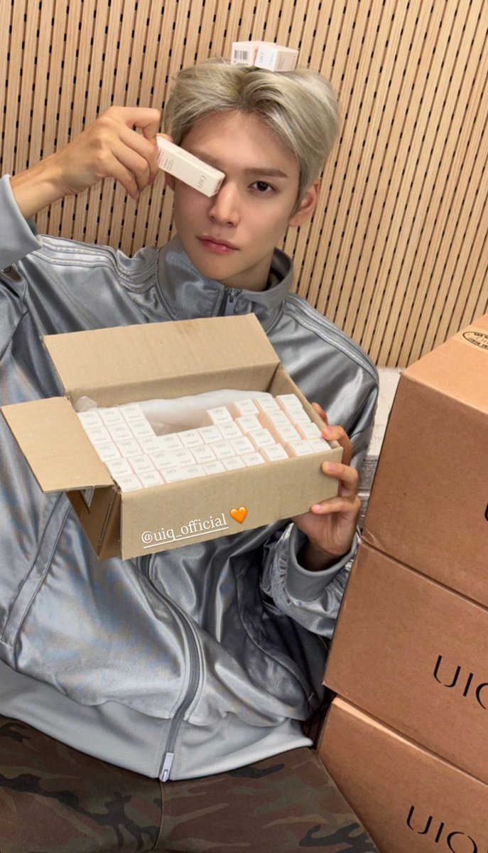 호텔 펜트하우스는 너무 넓어서 필요없고
립밤도 많아봤자 평샹 못써서 직원들 나눔하고
한때 구하기 힘들어 가격 미친듯이 올랐던 ㅇㅁㅈㅋ 위스키는 안마셔서 매니져형 줬데
이 남자가 지금 필요한거 수분크림