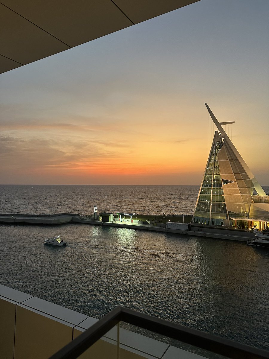 " للحُب ألوان السمّاء عند الغروب ".