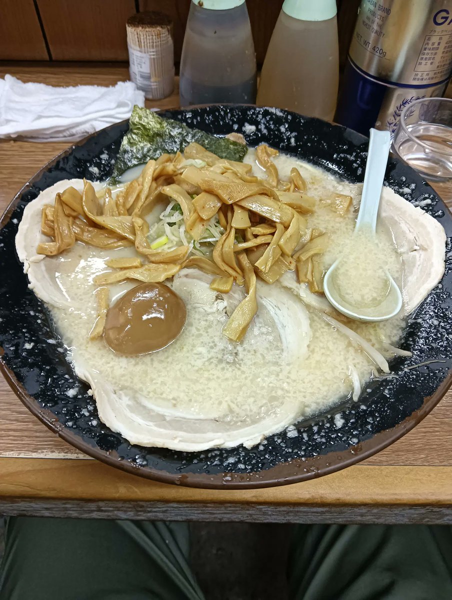 x05e101's tweet photo. おじは日頃徳を積んでいるから深夜にラーメンを食べてもいいのだ https://t.co/sSkjY1k8Vg