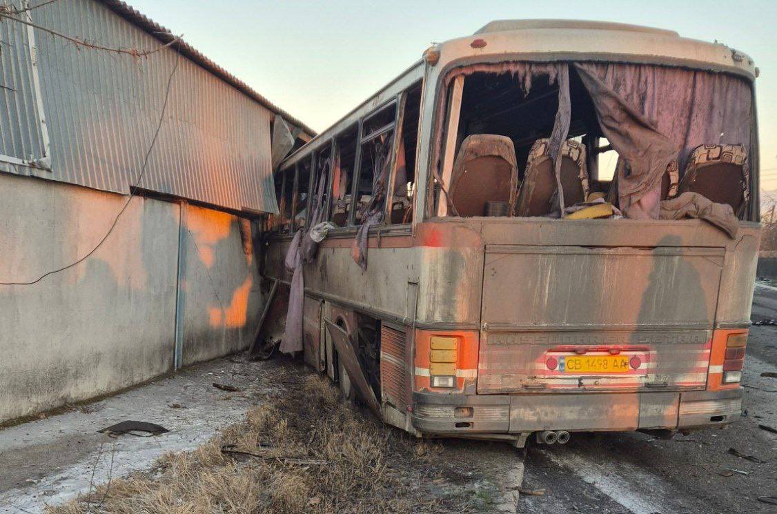 VadymVietrov's tweet photo. La maledetta tribù di necrofagi russi ha lanciato un drone contro un autobus #DTEK, a bordo del quale viaggiavano dei minatori, uccidendo 15 lavoratori della miniera e ferendone altri 7.

#Putin, conduce una guerra di terrore contro l'Ucraina, uccidendo persone innocenti👇🏻 https://t.co/Wy34K7cKrG