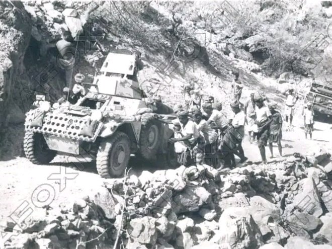 زمان قبل ٧٠ سنه لما كانو قرود المثلث يدهفون السيارة لجدهم البريطاني عشان يعرف يمشي💔🤣🤭