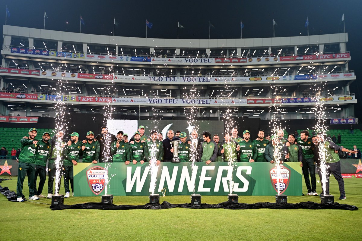 📸 W I N N E R S 🏆

Pakistan reign supreme at the Gaddafi Stadium 🏏🏟️

#PAKvAUS | #MateWeAreReady | #BackTheBoysInGreen
