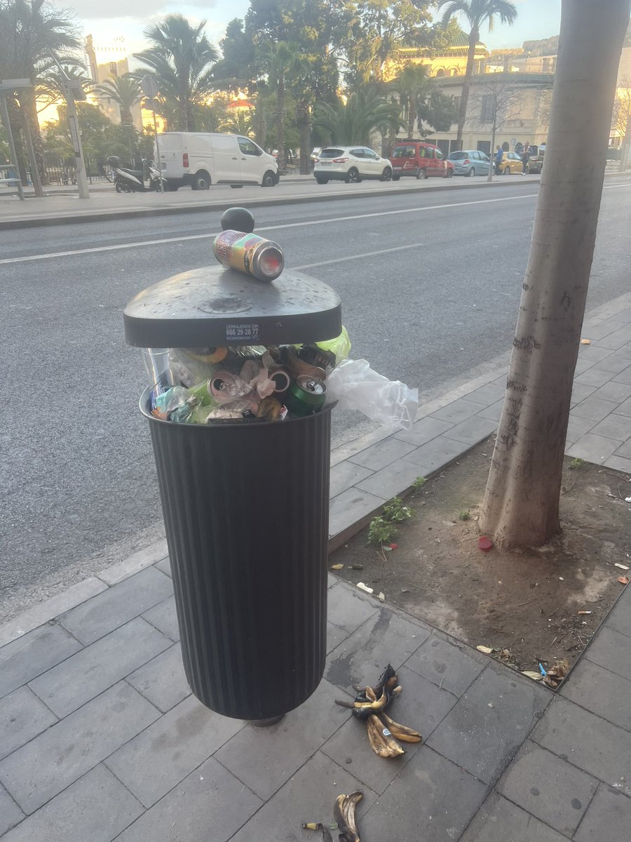 Avenida Alcoy, 81 , ahora mismo. Esto demuestra que la gente es limpia pero el servicio de limpieza insuficiente y faltan papeleras por toda la ciudad.Para que era exactamente el aumento de la tasa de basuras?<a href="/saicalicante/">SAIC Alicante</a>