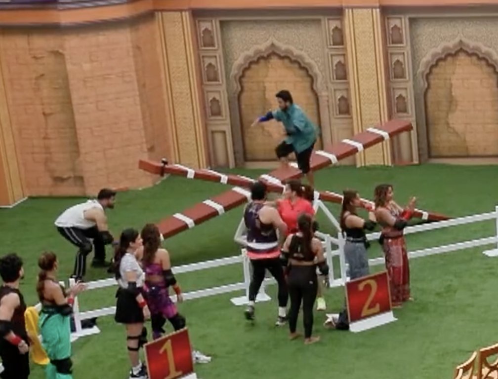 Chilll_Dude_'s tweet photo. Not just playing for himself, but for the team that’s a real captain.👏
#ShivThakare #The50 #the50realityshow https://t.co/ruoolp3pPb