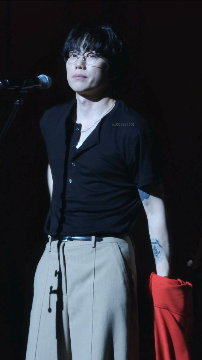 그러니까 내가 이 모습으로 노래부르는 권정열을 볼 수 있는건데 왜 개밤티 엠디를 입고 프앵을 하는 거냐고 물었어