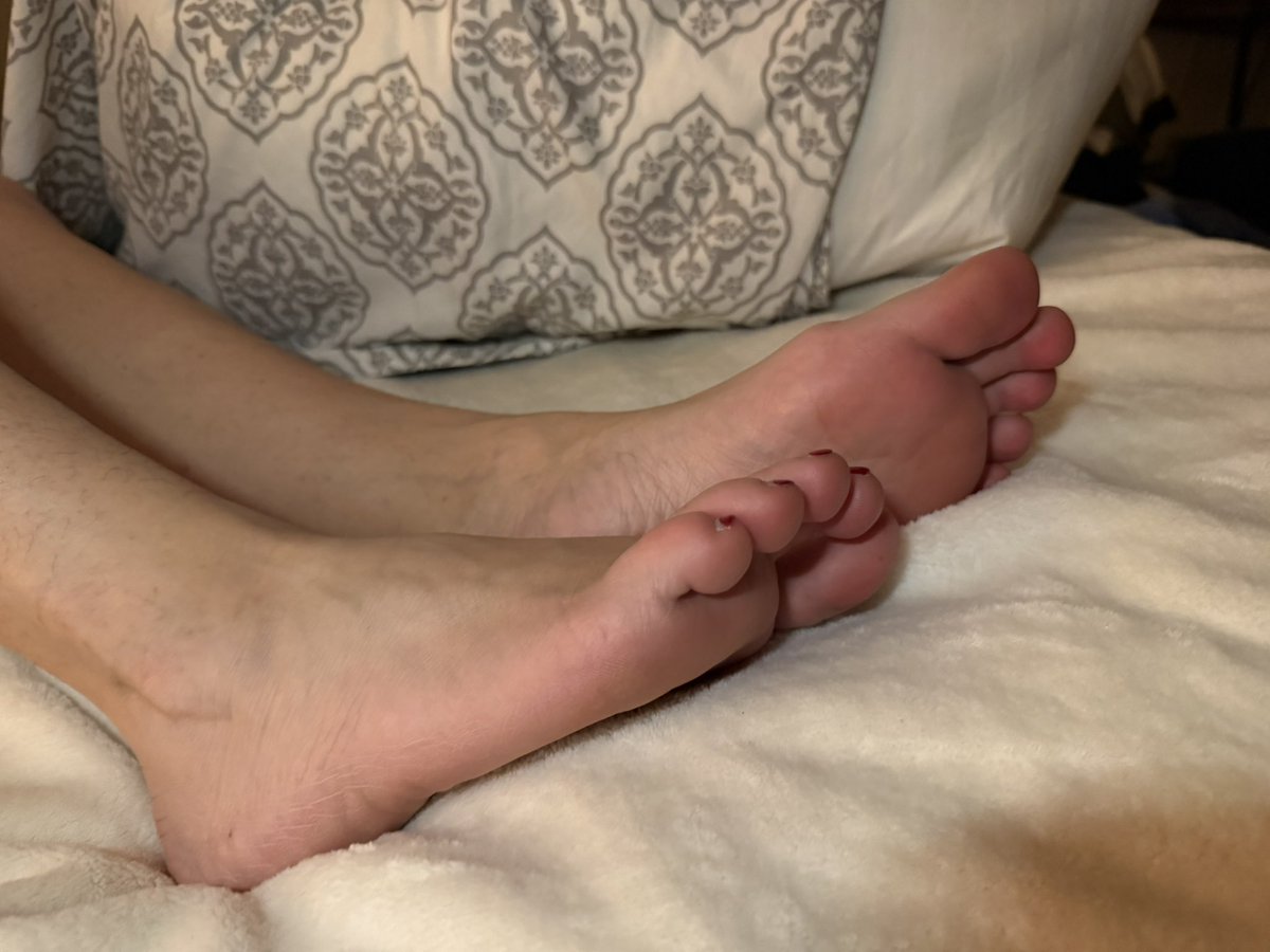 Isabel's Feet tweet media