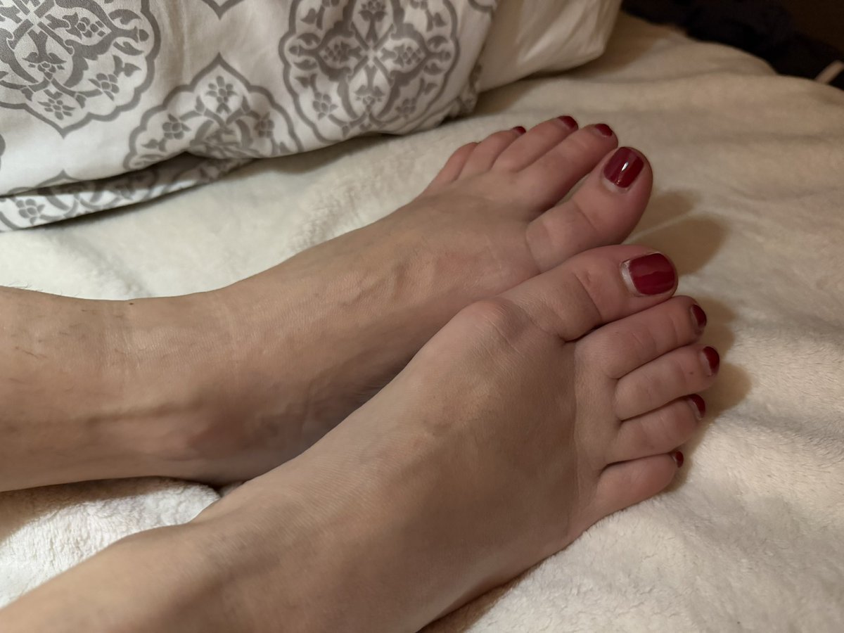 Isabel's Feet tweet media